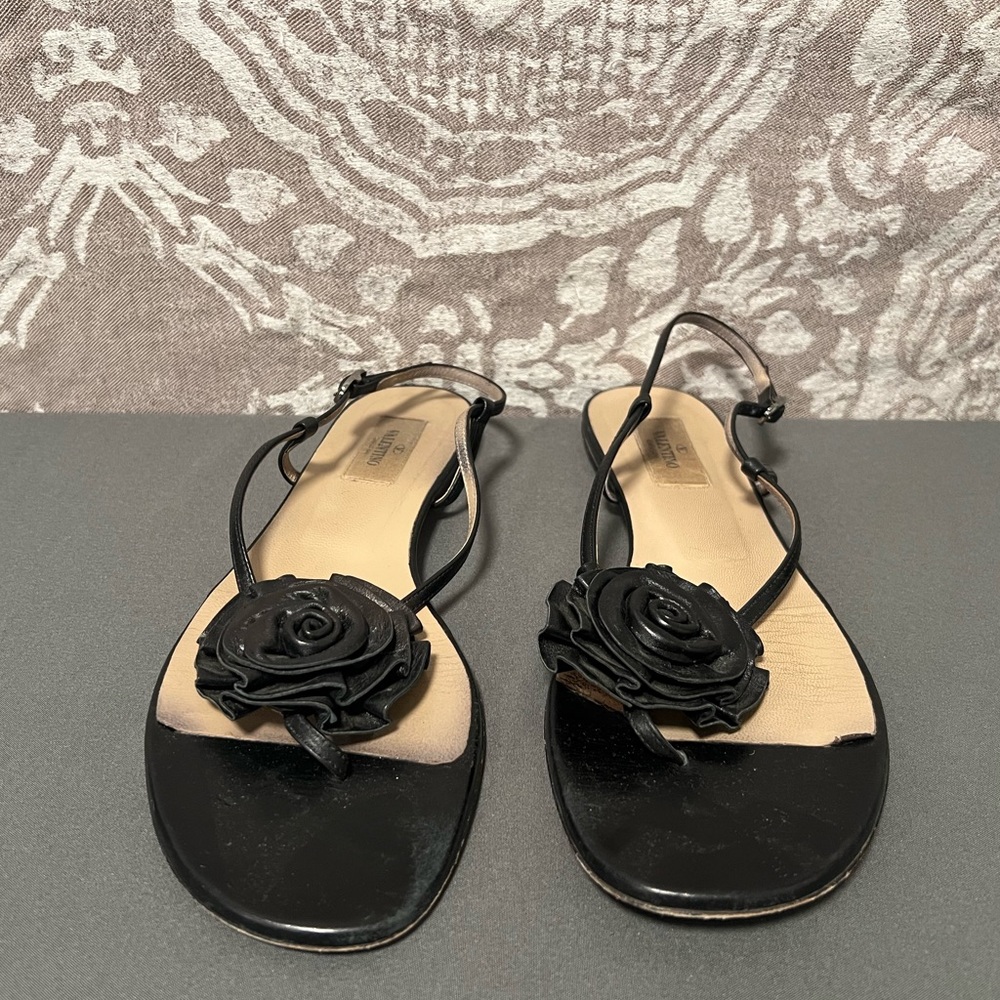 Valentino Garavani leather sandals. Size 39.